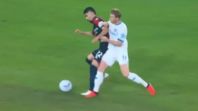 05622e47-3156-45b0-99aa-ab9b01afefe2 Johan Vásquez en polémica: Kevin De Bruyne derribó al mexicano para anotar un gol