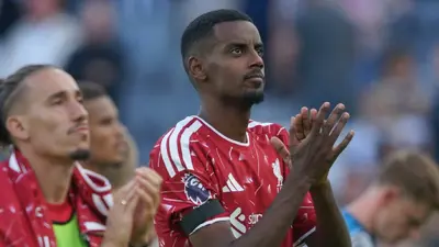 10d13abb-4355-4641-ace0-e306ceb43bd0-1 ¡Reprobable! Aficionado le arrebata playera de Isak a niño tras el Liverpool vs Nottingham