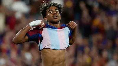 6a62c714-ea7f-4af4-a297-aca4cc6d0e9a ¿Se salvó de la roja? La entrada de Lamine Yamal que pudo cambiar el partido de Barcelona