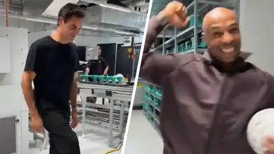 0a5d523a-4bda-4303-8f47-19737b12e7f1 Roger Federer sorprende a Thierry Henry al completar increíble truco con un balón