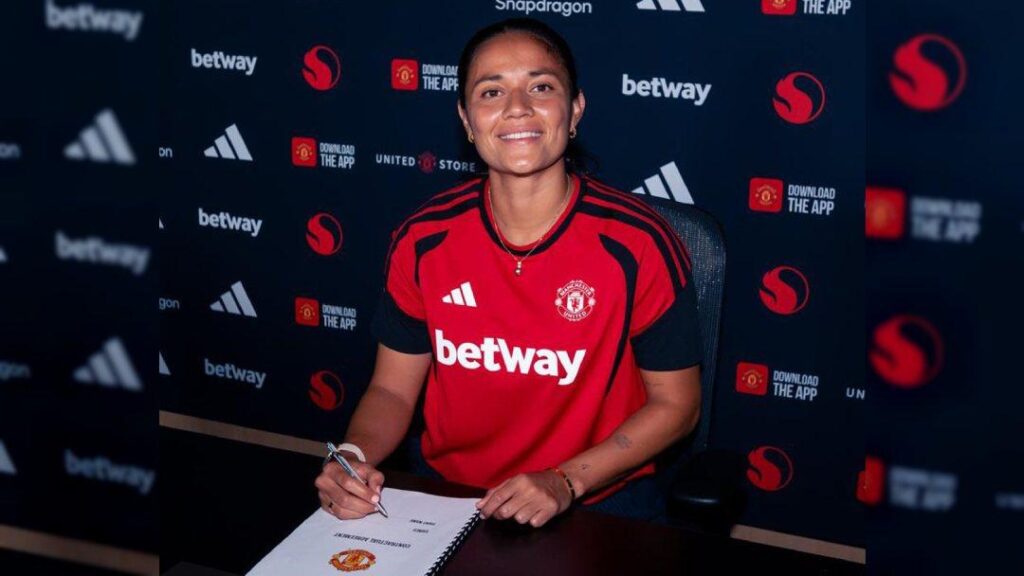 Rebeca Bernal inicia en la banca en su debut con Manchester United