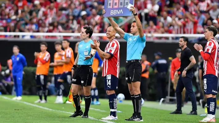 395d5132-54a7-4399-b2fd-a2d7d5c09cfb 'Chicharito' Hernández le 'cede' ovación a Armando González en el partido frente a León