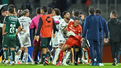 52fd716f-e6d1-4170-9c69-6cbdccb1359b Keylor Navas recibió el primer golpe en la pelea al final del Pumas vs León