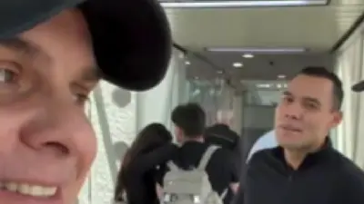 57c0b482-37bb-4e96-a68d-7b903258638f "Leyenda americanista": Martinoli y Gato Ortiz protagonizan reencuentro, en pleno aeropuerto, para reavivar polémica