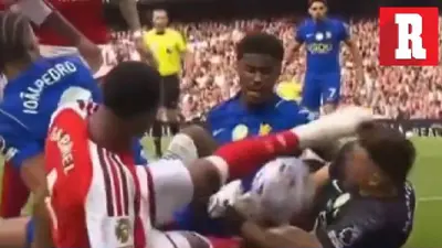 63c74123-7894-4e40-963e-f20455c63976-3 Dibu Martínez recibe escalofriante patada en la cara en el Arsenal vs Chelsea