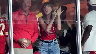65350f7c-3532-48a0-a0c8-d9db7e1eece5 “Ese es mi esposo”: Taylor Swift festeja touchdown de Travis Kelce señalando su anillo de bodas