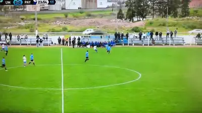 66820b59-e3f8-44c3-abc7-9760baf280b3 ¡Insólito! Balón sale de partido en Uruguay y termina causando choque entre dos autos