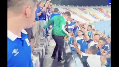6ef4303c-fcd1-4293-9326-ea02b3260919-2 Aficionado es ridiculizado por portar el jersey de México en El Salvador: Lo obligan a cubrírselo con la camiseta local