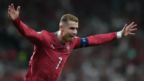 849dbde7-e5c9-44c4-8afe-6feff6003b0f Cristiano Ronaldo desata las risas conduciendo un carrito utilitario junto a Diogo Dalot