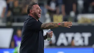 9f04375c-2429-459b-adfa-25af31aa0001 Turco Mohamed se encara con afición de LAFC y presume sus títulos