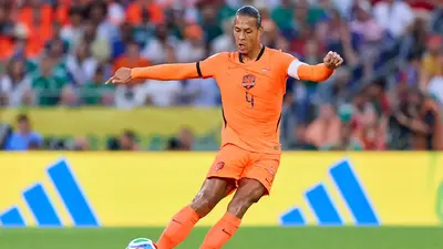 beed029e-2022-4e30-b03f-88662365ed48-2 Virgil van Dijk explota contra periodista en conferencia de prensa con Países Bajos