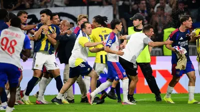 ebc5d0aa-fd7a-4f25-a109-8012a3d5be74 Celebraciones de Fenerbahce al clasificar a Champions desatan pelea contra Lyon y sus fanáticos