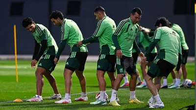 efd0232b-50e0-4371-b147-7f2f7b328dfb Risas en el Tri; Luis Romo le da tremendo pisotón a Johan Vásquez durante entrenamiento