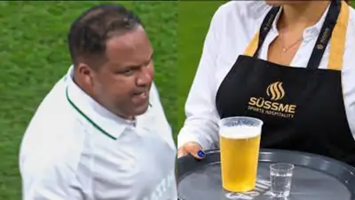 0b8377f2-1783-4c76-ac01-c3c321643023 ¿Agua? Leyendas de Real Madrid y Werder Bremen se hidratan con cerveza en pleno partido