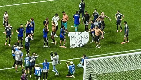 25d88b33-8326-4442-a472-762090f6eb5a "La Malvinas son argentinas": El polémico cartel que mostraron los jugadores albicelestes tras la victoria ante Inglaterra
