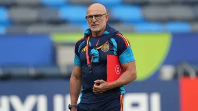 329f6e18-2872-4b53-a366-9c7ba2441163-2 Luis De la Fuente se rinde ante Lamine Yamal
