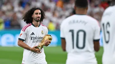 40d8a2a0-a1a7-482f-9144-cfdacfa2e7b8-2 ¡No le toquen el pelo! Cucurella lanza advertencia al árbitro tras expulsión de Vinícius por jalar a Saliba