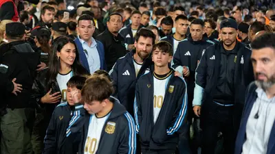 7e0f3c3e-d81e-4cd3-adee-bd0758703fbd-2 El emotivo momento que Lionel Messi compartió con sus hijos durante su despedida de la Selección Argentina