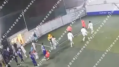 89472185-3b03-4e8f-bf12-b9bc93a60eee Iztapalapa: hombre dispara al aire durante pelea campal en partido de futbol / VIDEO