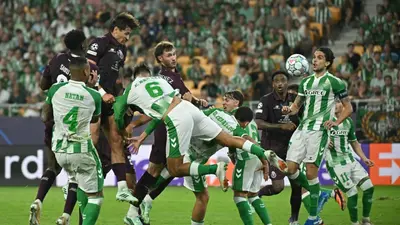 9cc521df-e2c6-4a26-b9ef-725b73a5825a-1 Fidalgo y Santiago Giménez 'borrados' con Betis y Porto, ¿cómo les fue en la Champions League?