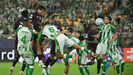 9cc521df-e2c6-4a26-b9ef-725b73a5825a Fidalgo y Santiago Giménez 'borrados' con Betis y Porto, ¿cómo les fue en la Champions League?