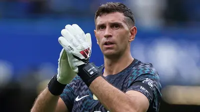 ae439716-c7fa-4088-b845-7f31c7c26ab3-1 Dibu Martínez dedica emotivo mensaje a Leo Messi en la camiseta de Argentina