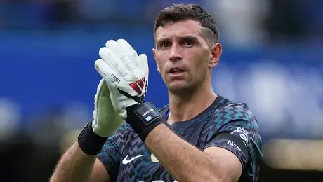 ae439716-c7fa-4088-b845-7f31c7c26ab3 Dibu Martínez dedica emotivo mensaje a Leo Messi en la camiseta de Argentina
