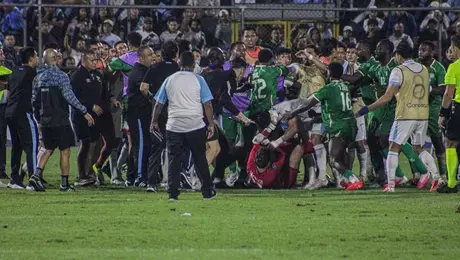 d585eaef-9e26-4dc4-a2d2-187736e9ce20 Portero de Surinam provoca pelea campal ante Guatemala del Flaco Tena y termina con gestos obscenos hacia la afición