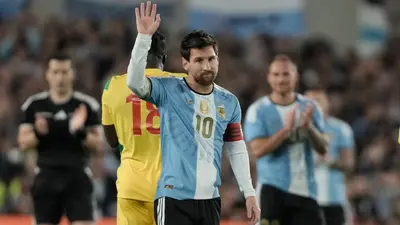 df7843f5-55ee-4a81-bfce-583ac5ae3f81-2 VIDEO: Argentina detiene el partido ante Benín para despedir a Messi en el minuto 10